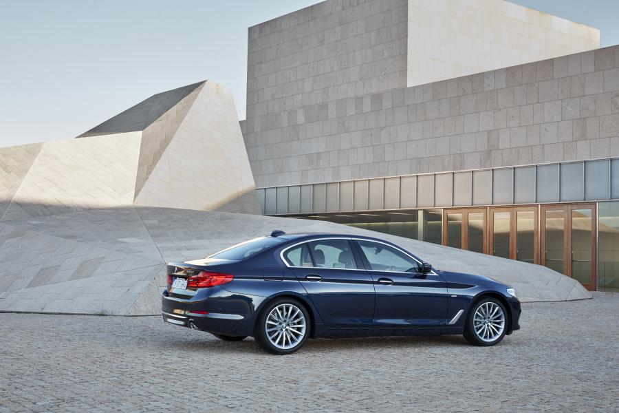  BMW 530d xDrive Sedan Luxury Line 2017 года  (WW) (фото 31 из 61)